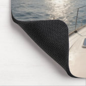 Segelboot auf ruhigem Ozeanwasser Mousepad (Ecke)