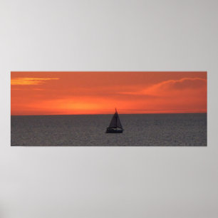 Segelboot auf See bei Sonnenuntergang Poster