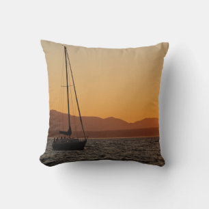 Segelboot bei Sonnenuntergang auf dem Puget Sound Kissen