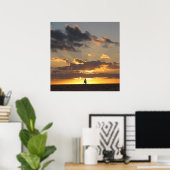 Segelboot bei Sonnenuntergang Poster (Heimbüro)