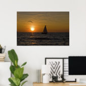 Segelboot bei Sonnenuntergang Poster (Heimbüro)