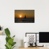 Segelboot bei Sonnenuntergang Poster (Heimbüro)