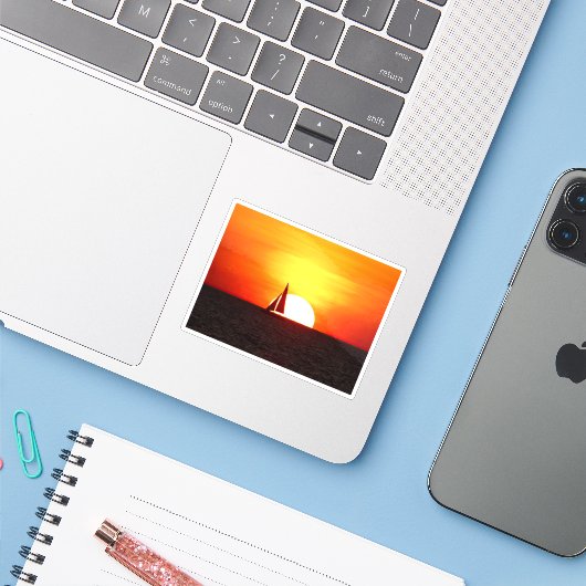 Segelboot bei Sunset Aufkleber (Laptop mit iPhone)