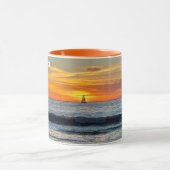 Segelboot bei Sunset - Venice Beach, CA Tasse (Zentrum)