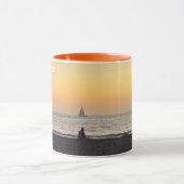 Segelboot bei Sunset - Venice Beach, CA Tasse (Zentrum)