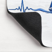 Segelboot, das auf einer blauen Herzfrequenz-Grafi Mousepad (Ecke)