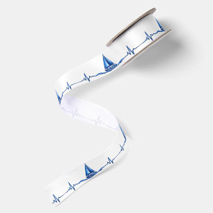 Segelboot, das auf einer blauen Herzfrequenz-Grafi Satinband