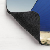 Segelboot, das im Wind sich neigt Mousepad (Ecke)