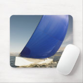 Segelboot, das im Wind sich neigt Mousepad (Mit Mouse)