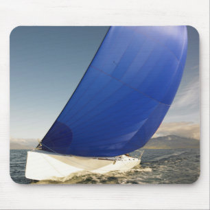 Segelboot, das im Wind sich neigt Mousepad
