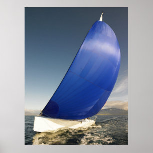 Segelboot, das im Wind sich neigt Poster