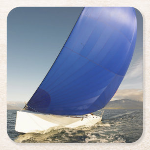 Segelboot, das im Wind sich neigt Rechteckiger Pappuntersetzer