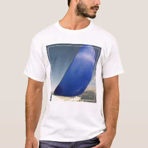 Segelboot, das im Wind sich neigt T-Shirt