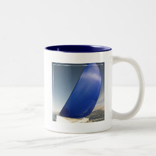 Segelboot, das im Wind sich neigt Zweifarbige Tasse
