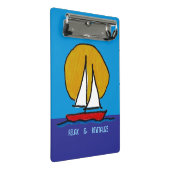 Segelboot in der Sonne Mini Klemmbrett (Schrägansicht)