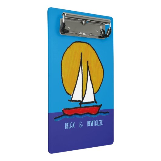 Segelboot in der Sonne Mini Klemmbrett (Schrägansicht)