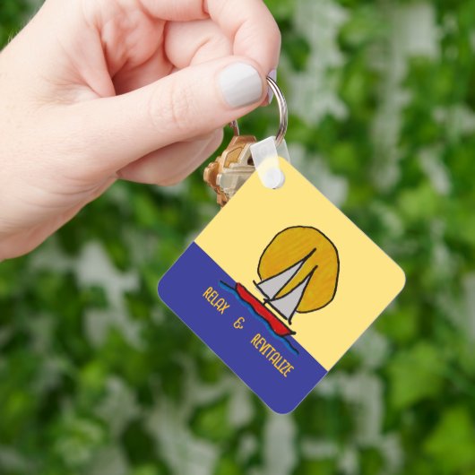 Segelboot in der Sonne Schlüsselanhänger (Hand)