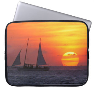 Segelboot in der Sonnenuntergang-Laptop-Hülse Laptopschutzhülle