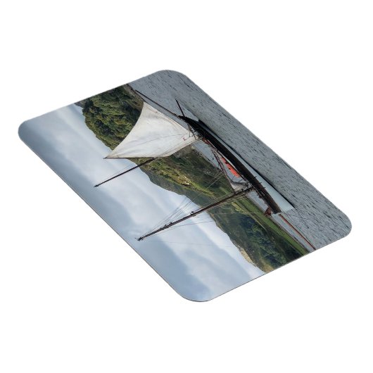 Segelboot in Loch Crinan, Schottland Magnet (Rechte Seite)