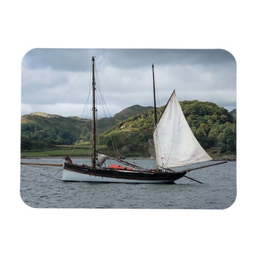 Segelboot in Loch Crinan, Schottland Magnet (Horizontal)