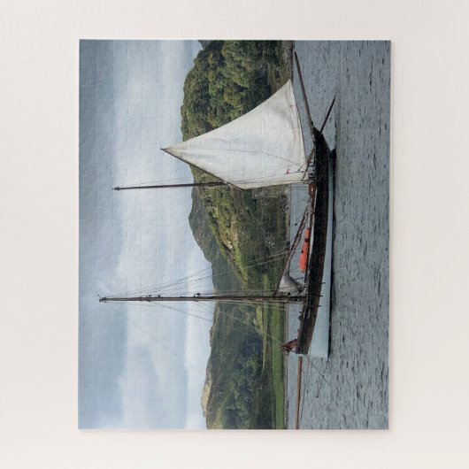 Segelboot in Loch Crinan, Schottland Puzzle (Vertikal)