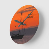 Segelboot in Orange Sunset, kleine runde Wanduhr (Winkel)