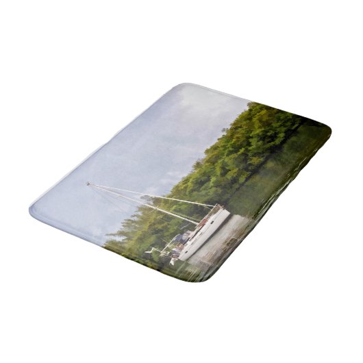 Segelboot in ruhigen Gewässern Badematte (Schrägansicht)