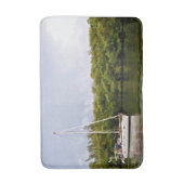 Segelboot in ruhigen Gewässern Badematte (Vorderseite Vertikal)