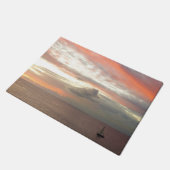Segelboot in Sunset Beautiful Pink Seascape Fußmatte (Schrägansicht)