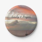 Segelboot in Sunset Beautiful Pink Seascape Pappteller (Vorderseite)