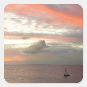Segelboot in Sunset Beautiful Pink Seascape Quadratischer Aufkleber