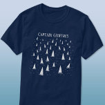 Segelboot Kapitän Personalisiert T - Shirt<br><div class="desc">Segelboote rasen auf einem glitzernden Meer. Ein unterhaltsames Wasserdesign für alle,  die gerne segeln. Originelle Kunst von Nic Squirrell. Ändern Sie den Namen zum Anpassen.</div>