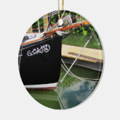 Segelboot mit Bow Sprit und Reflektionen im Wasser Keramik Ornament (Links)