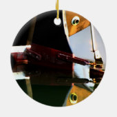 Segelboot mit Bow Sprit und Reflektionen im Wasser Keramik Ornament (Hinten)