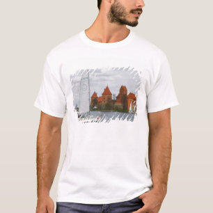 Segelboot mit Inselburg am Galvesee, T-Shirt