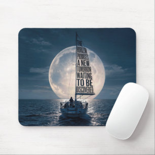 Segelboot mit inspirierendem Zitat im Mondlicht Mousepad