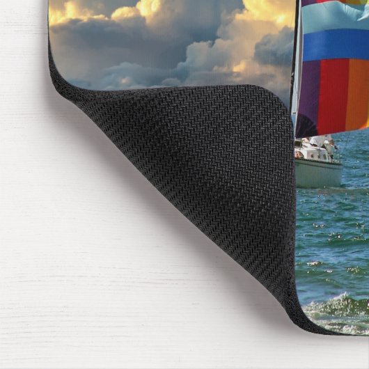 Segelboot mit Rainbow Spinnaker Mousepad (Ecke)