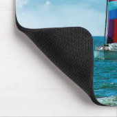 Segelboot mit Rainbow Spinnaker Mousepad (Ecke)