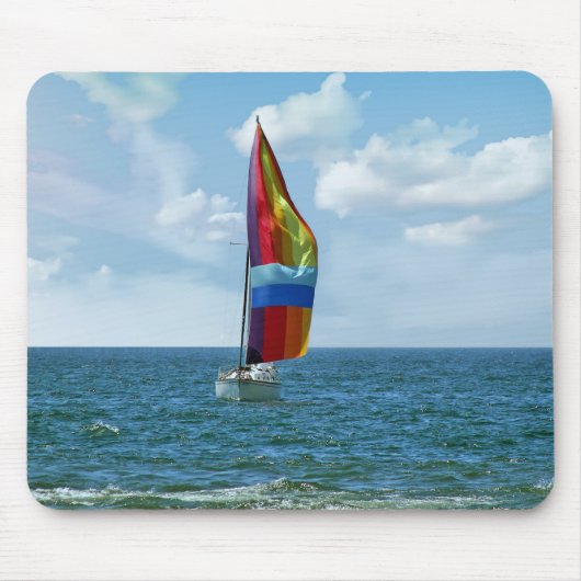 Segelboot mit Rainbow Spinnaker Mousepad (Vorne)