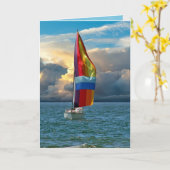 Segelboot mit Regenbogenspinnaker auf Wasser Karte (Gelbe Blume)