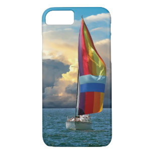Segelboot mit Regenbogenspinnaker bei Sonnenaufgan Case-Mate iPhone Hülle
