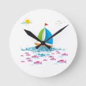 Segelboot und Rotfisch Runde Wanduhr (Vorderseite)