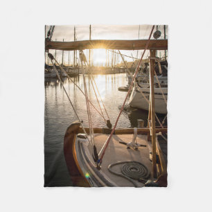 Segelboot und Sonnenuntergang im Marina Fleecedecke