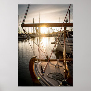 Segelboot und Sonnenuntergang in Marina-Fotografie Poster
