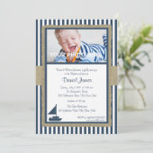 Segelboot und Streifen Rustikale nautische Taufe Einladung (Stehend Vorderseite)