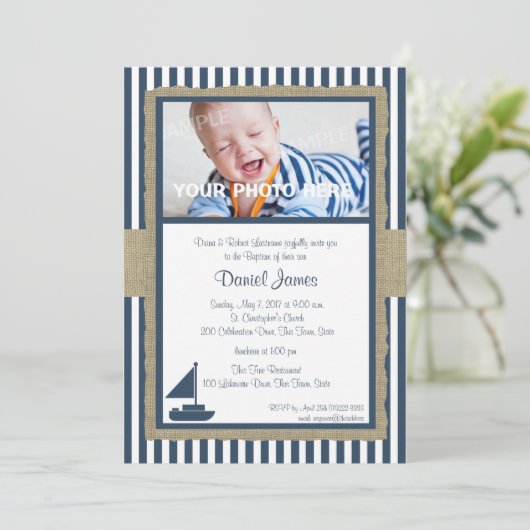 Segelboot und Streifen Rustikale nautische Taufe Einladung (Stehend Vorderseite)