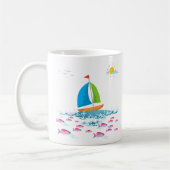 Segelboot und Tasse des Rotfischkaffees (Links)
