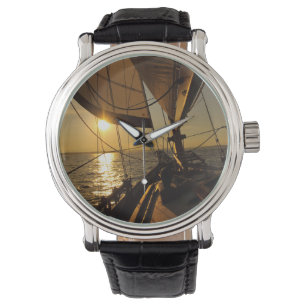 Segelbootdeck, in Richtung untergehende Sonne Armbanduhr
