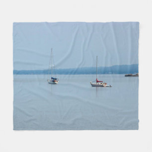 Segelboote auf dem Fluss Fleecedecke
