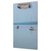 Segelboote auf dem Fluss Klemmbrett (Links)